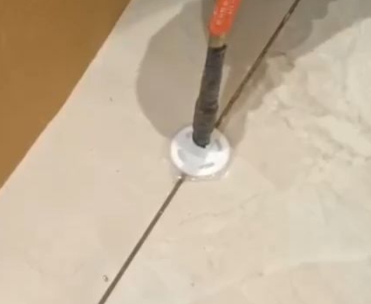 开州瓷砖空鼓维修公司专业解答瓷砖在铺贴过程中，如果没有涂抹均匀到位的粘结材料（如水泥砂浆或瓷砖胶），可能会导致以下问题