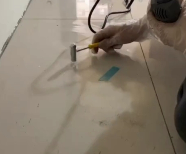开州瓷砖开裂维修公司专业分享瓷砖在铺贴前如果没有沥干水分，将会导致以下问题